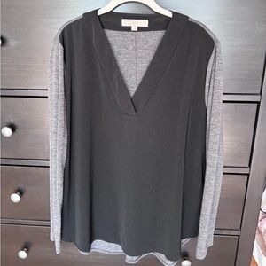 LOFT Women's Black and Gray V-Neck Top